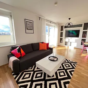  Apartament Penthouse Near Station With Free Parking